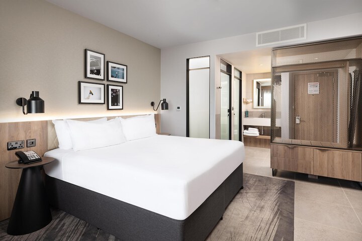 Room 16 of 60