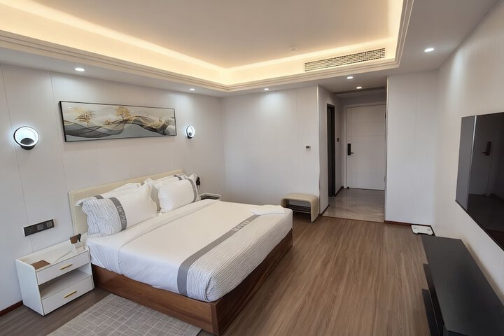 Room 6 of 33
