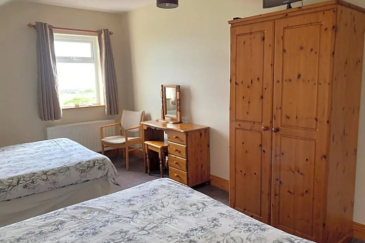 Room 4 of 16