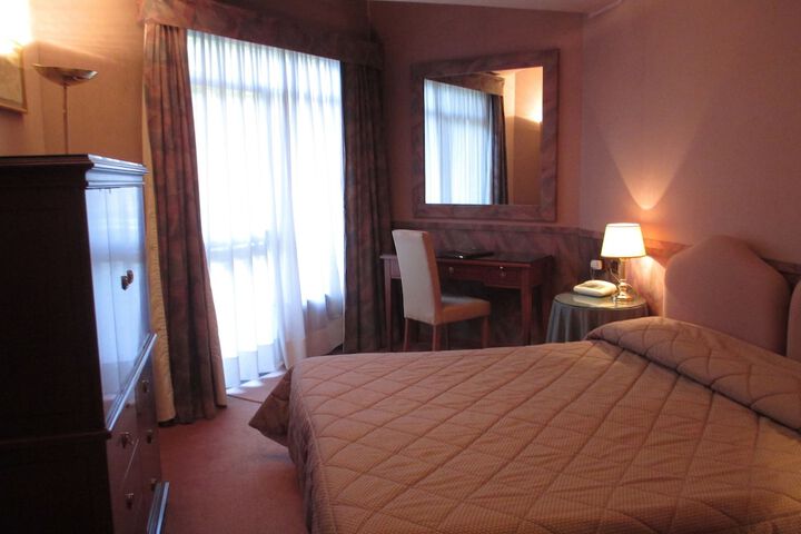 Room 5 of 42
