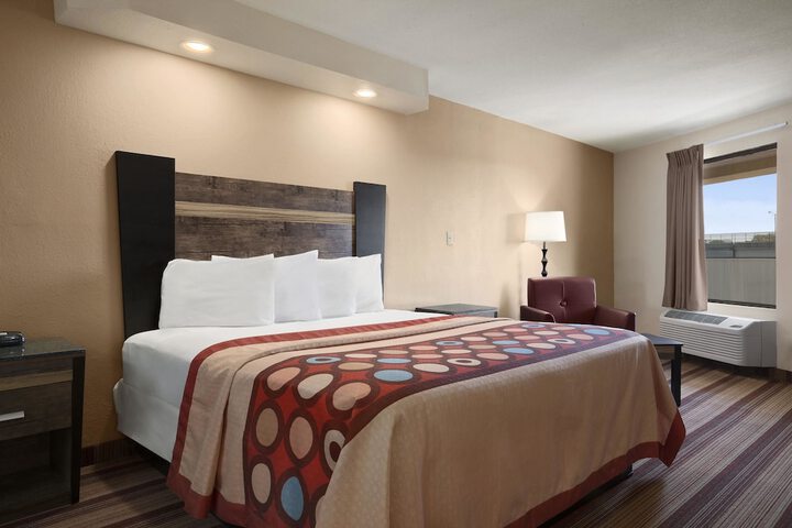 1 King Bed (2 of 7)