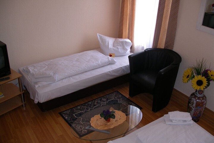 Room 4 of 33