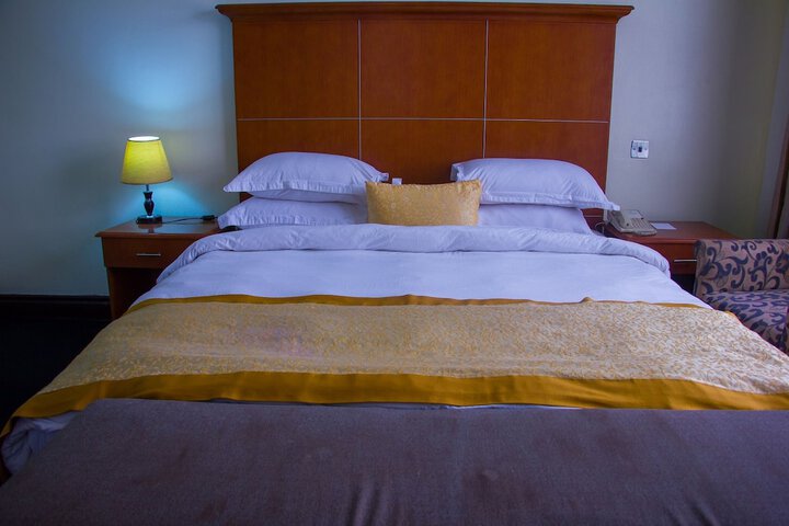 Room 12 of 115