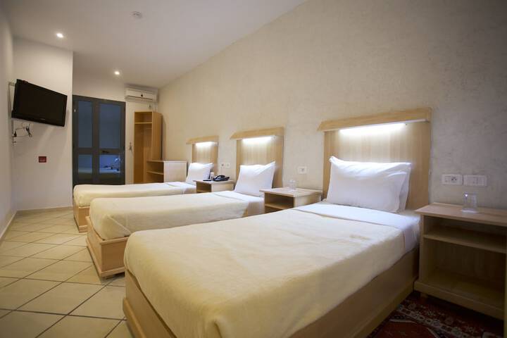 Room 11 of 28