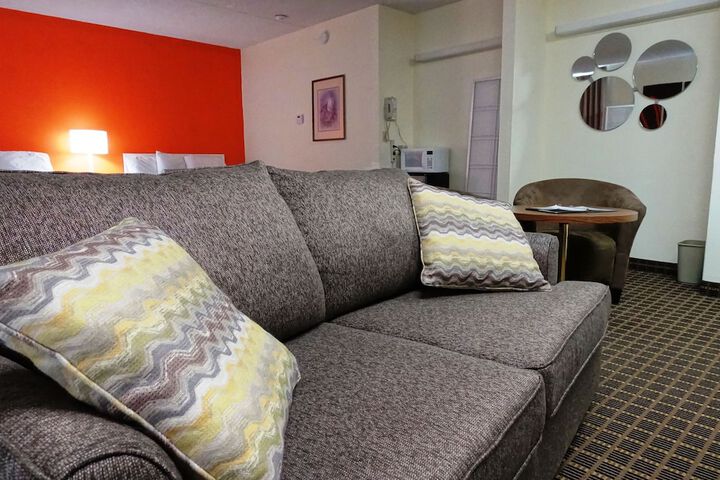 1 Queen Bed (4 of 25)