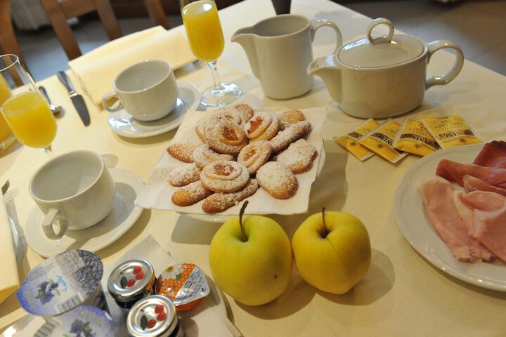 Breakfast/Coffee Service 24 of 33