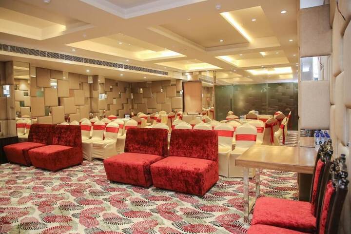 Ballroom/Hall 37 of 42