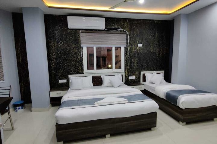 Room 4 of 7