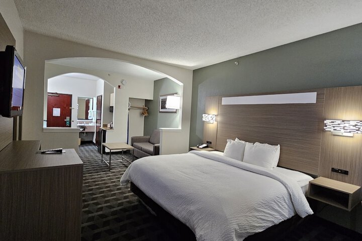 1 King Bed (3 of 36)