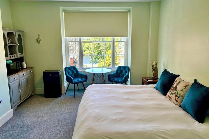 Room 4 of 8