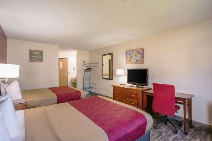 2 Queen Beds (1 of 12)