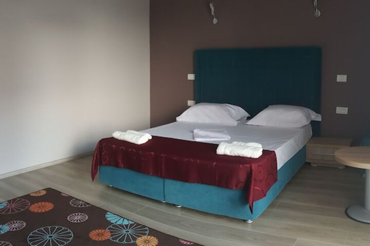 Room 4 of 68