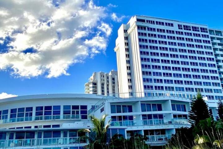 Large luxurious direct ocean front Penthouse or Deluxe one bedroom ocean front condo-free parking in Miami Beach, FL