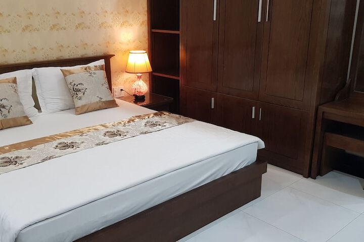 Room 5 of 12