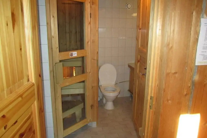 Room 4 of 8
