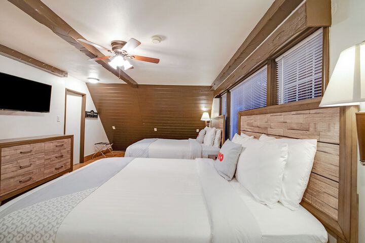 Deluxe 2 Queen Beds (14 of 20)