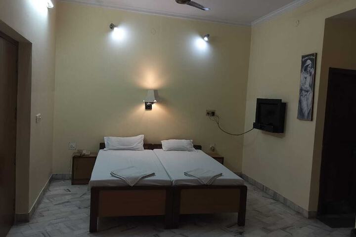 Room 5 of 11