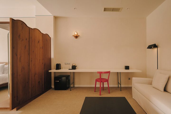 Room 10 of 42