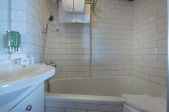 Room 4 of 37
