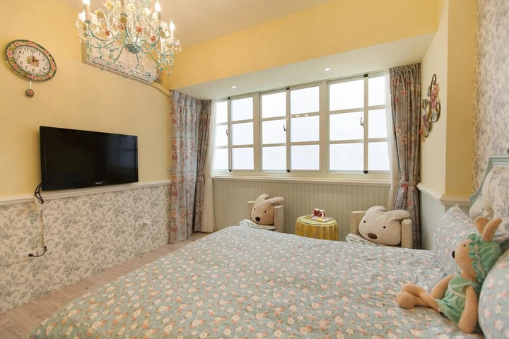Room 4 of 12