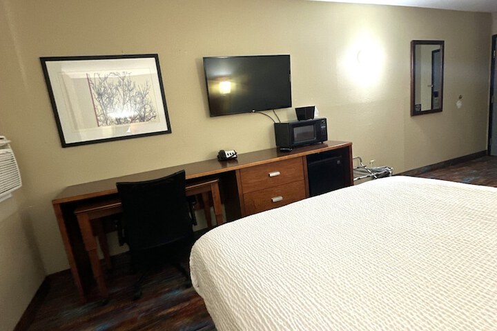 1 Queen Bed (14 of 30)