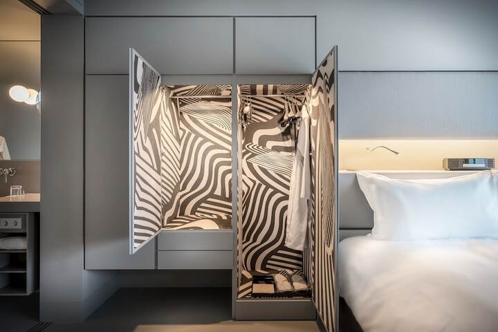 Room 33 of 193