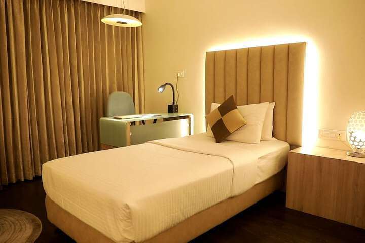 Room 32 of 65