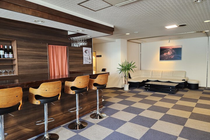 Lounge 36 of 37
