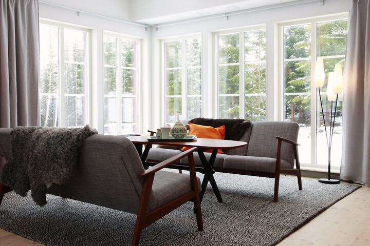 Lounge 10 of 17