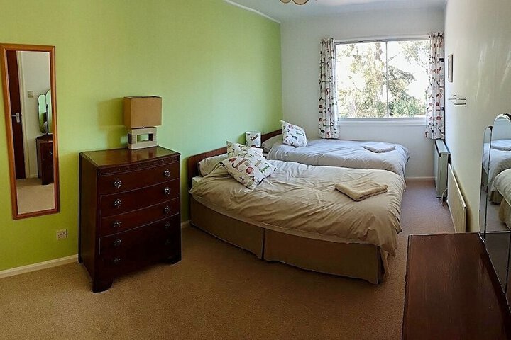 Room 4 of 9