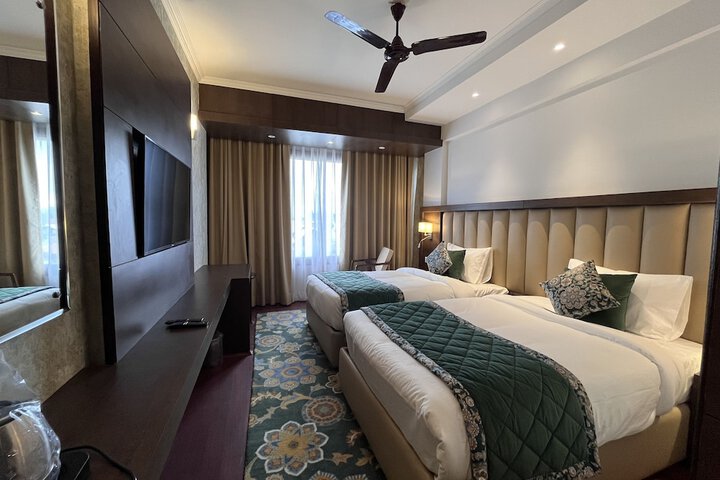 Room 6 of 33