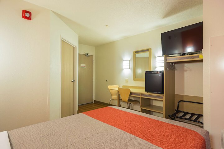 1 Queen Bed (3 of 11)