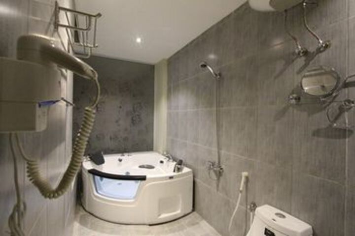 Room 4 of 28