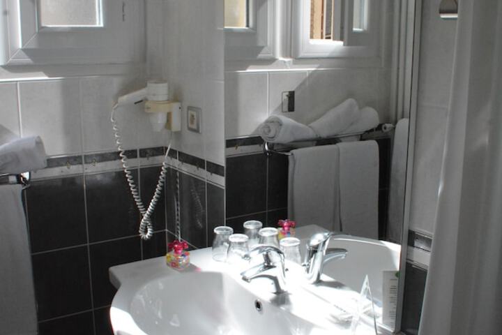 Room 48 of 80