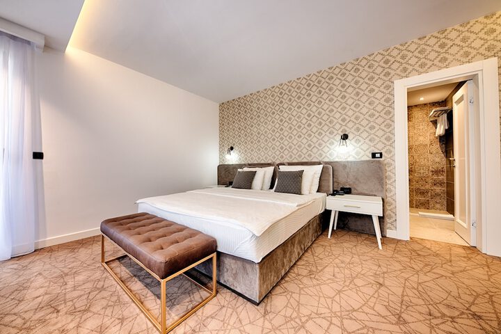 Room 10 of 106