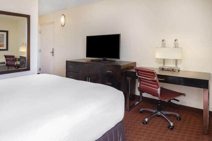 1 Queen Bed (4 of 5)