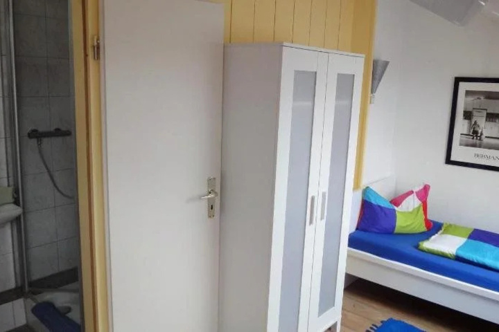 Room 5 of 16