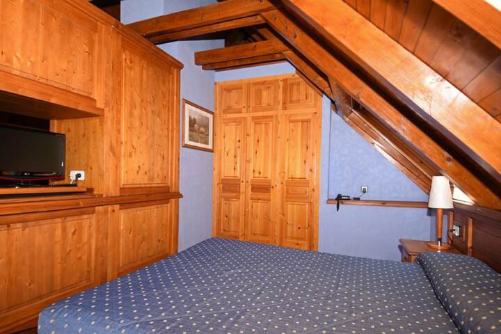 Room 12 of 33
