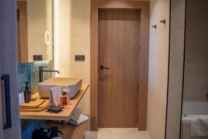 Room 16 of 48