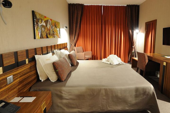 Room 8 of 48