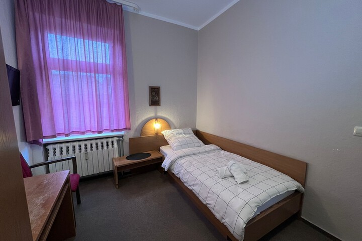 Room 6 of 49