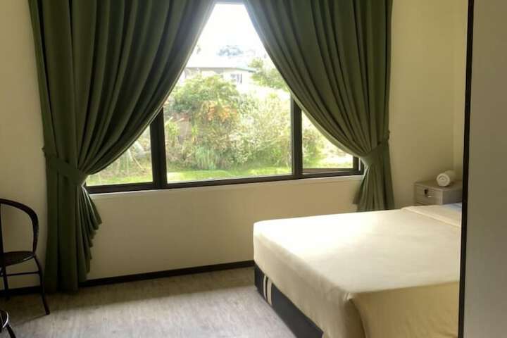 Room 4 of 10