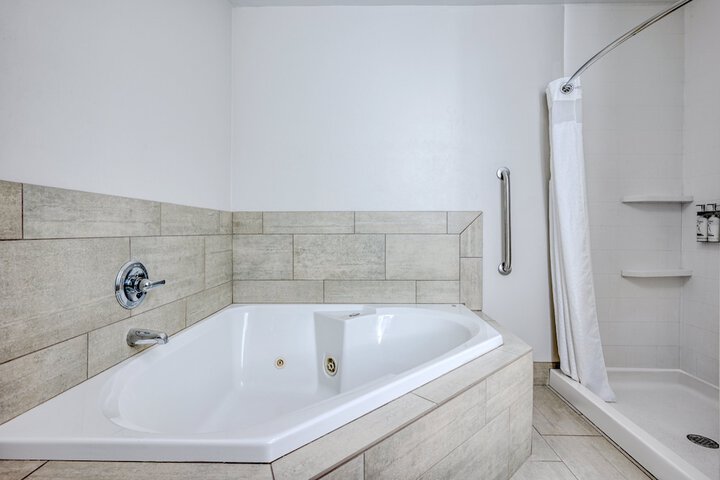 1 King Stndrd Comm Mobility Accessible Roll Shower (15 of 25)