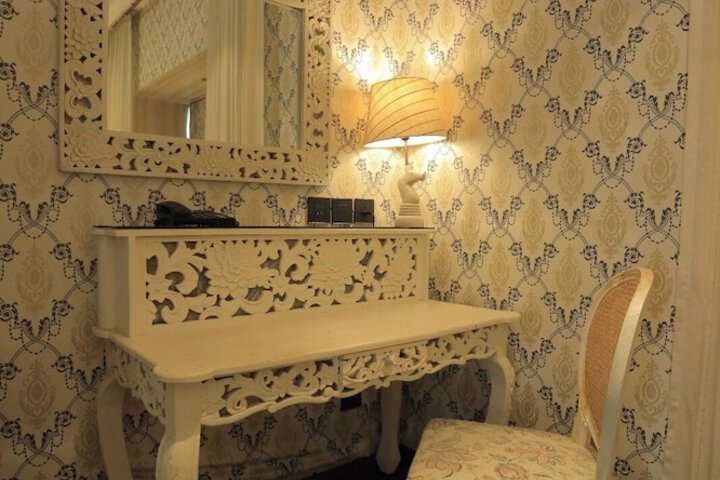 Room 9 of 26