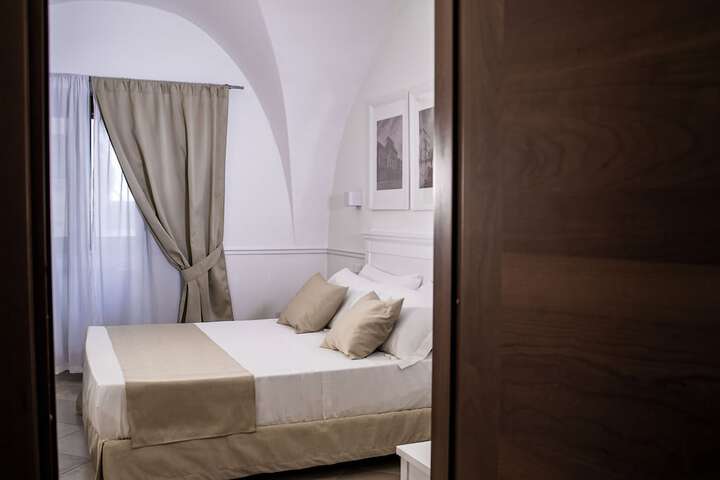 Room 9 of 34