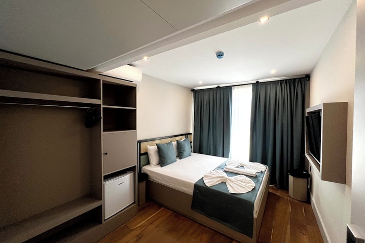 Room 6 of 25