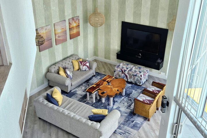 Lounge 158 of 191
