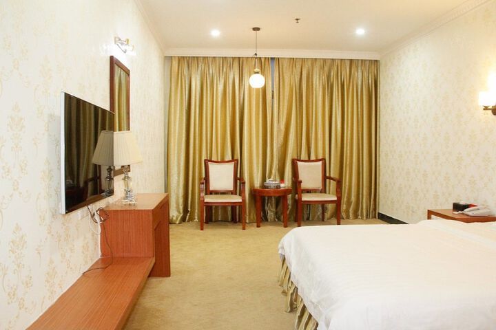 Room 6 of 12