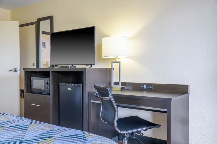 1 Queen Bed (7 of 8)