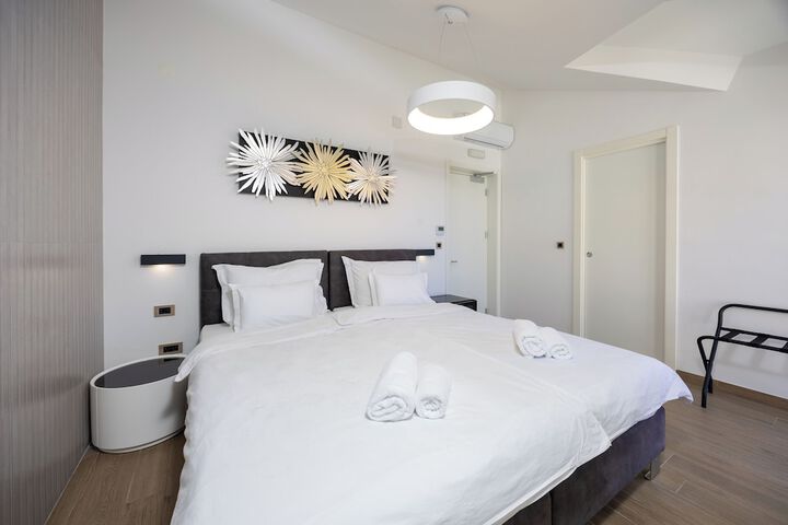 Room 34 of 169